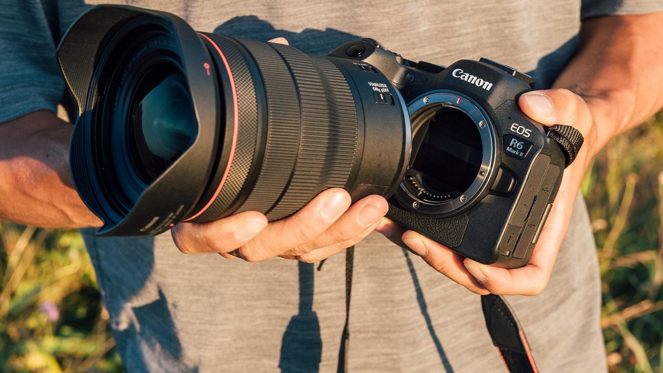 eos-r6-mark-ii-lifestyle-45-16x9-hero_c2336c777a564e06a17e3db9cf917431